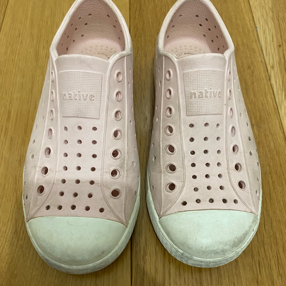 Native classic Jefferson shoes kids size 12 in milkshake pink
